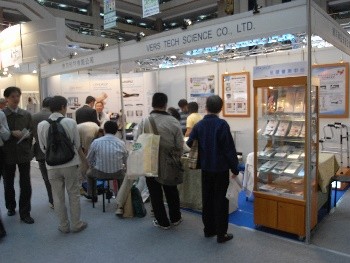 VERS TECH 參加 2006 年台北醫療器材展展位現場，吸引眾多民眾諮詢與體驗足壓量測服務