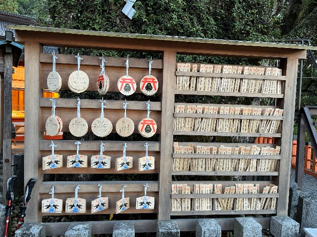 神社內懸掛滿滿祈願繪馬與祈福圓形木板的繪馬掛架子