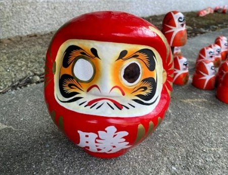 畫上左眼準備許願的日本紅色達摩不倒翁特寫