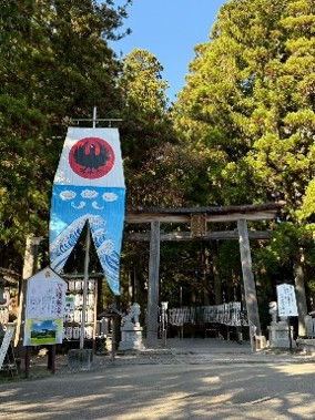 日本和歌山熊野本宮大社入口大鳥居與八咫烏神鳥旗幟