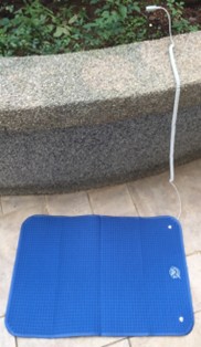 在戶外鋪設的室內外通用接地墊，搭配安全導電線。